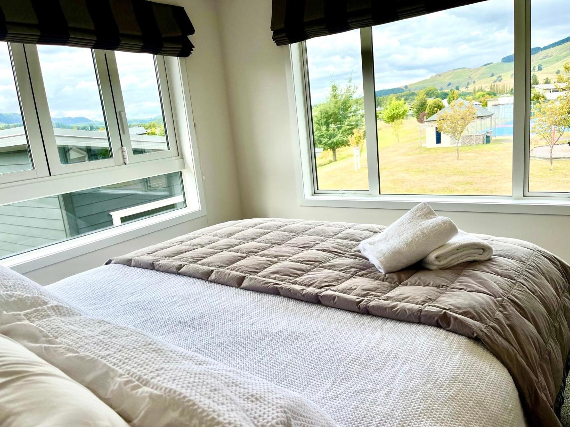 Large And Luxurious At The Lake Kinloch 外观 照片