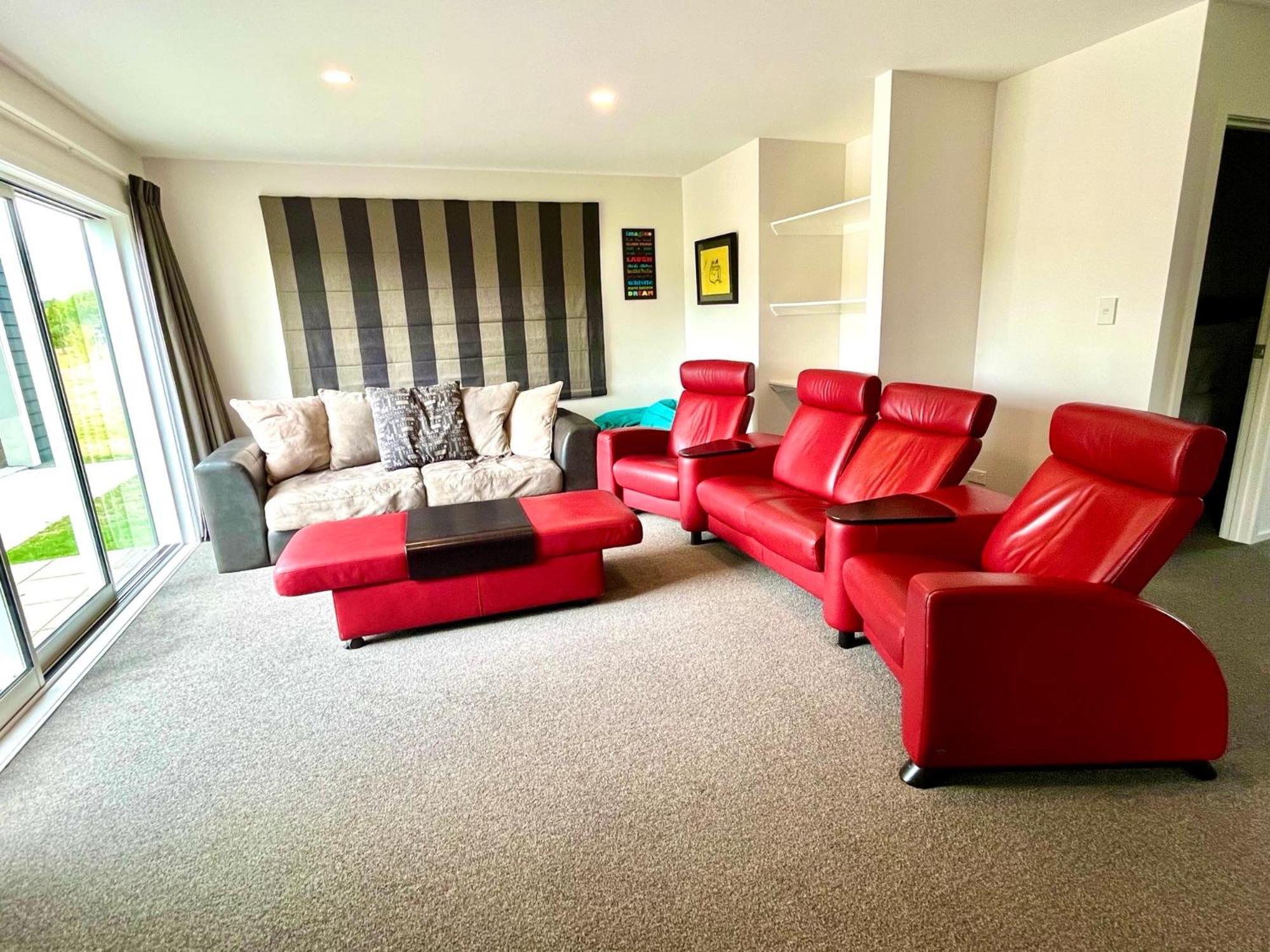 Large And Luxurious At The Lake Kinloch 外观 照片