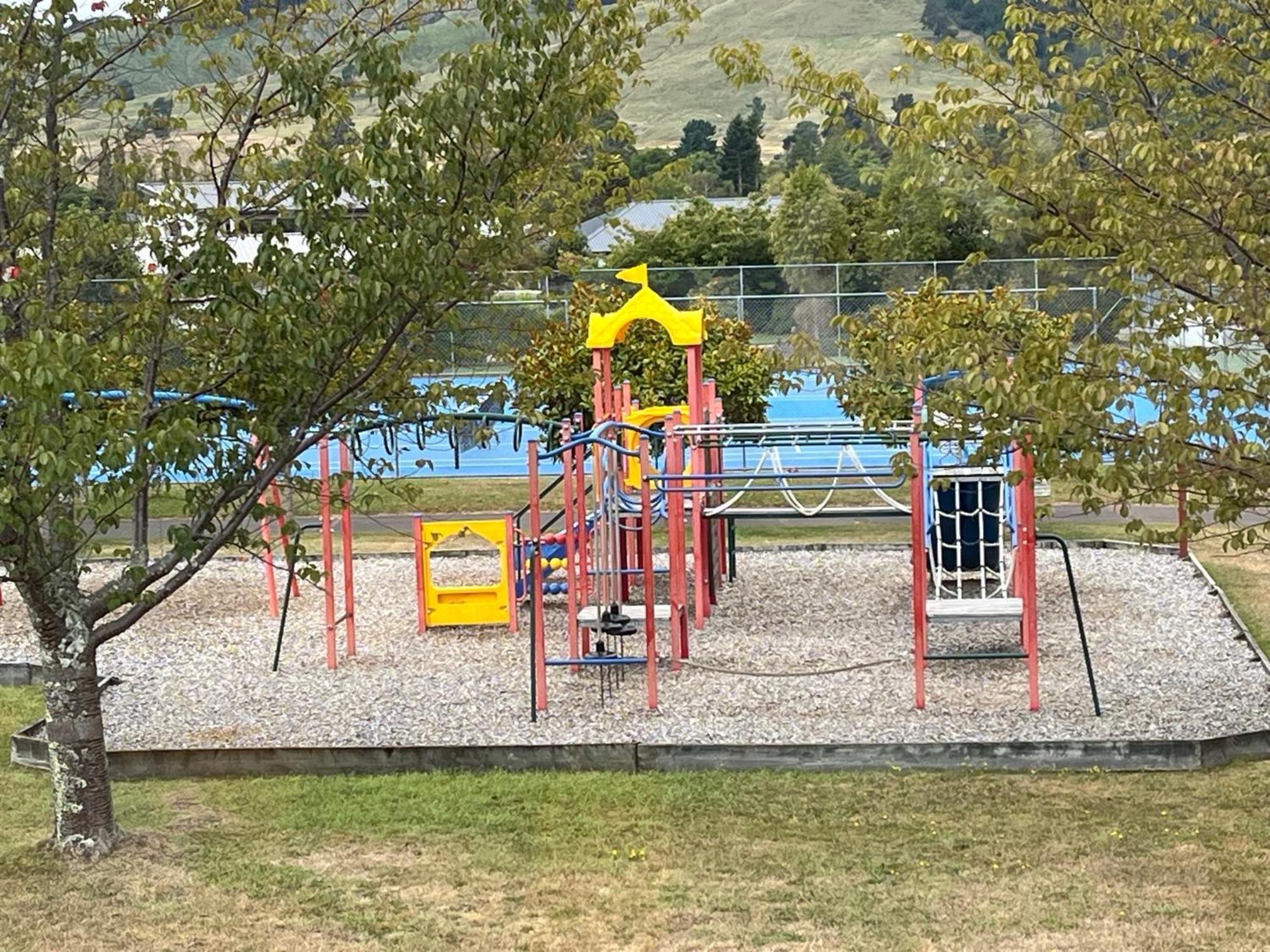 Large And Luxurious At The Lake Kinloch 外观 照片